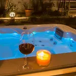 And Hot Tub سبليت