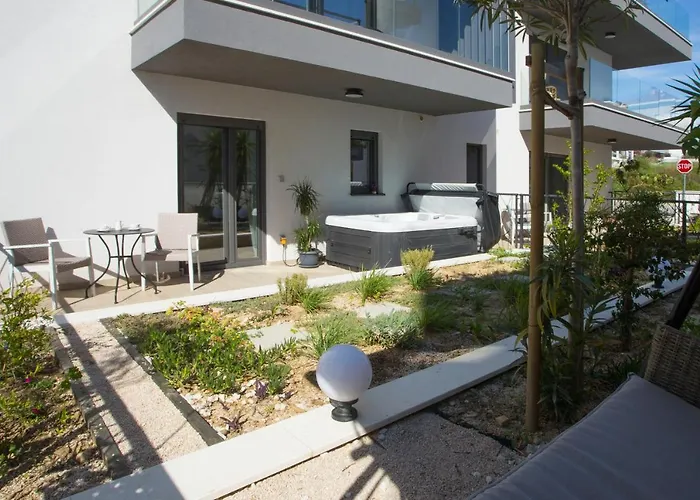 Apartment And Hot Tub *