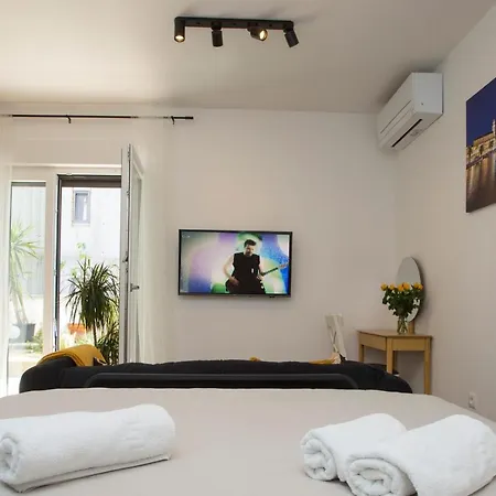 And Hot Tub * Спліт