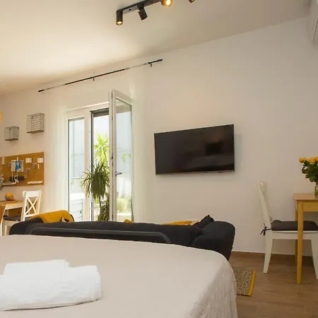 Апартаменти And Hot Tub