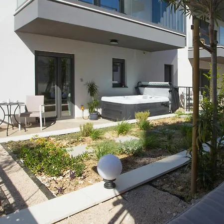 Апартаменти And Hot Tub *