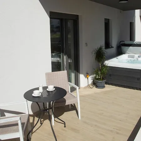 And Hot Tub Апартаменти